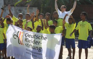 Ulrich Mueller von der Deutschen Kleiderstiftung hat Trikots in Rio de J... 3