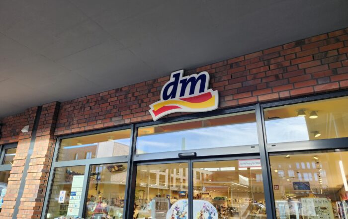 dm-Filiale in einer deutschen Innenstadt, im Kontext der öffentlichen Debatte um die politische Haltung des Unternehmens zur AfD