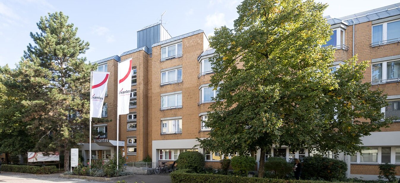 Banner vor einer Senioreneinrichtung von Vivantes an der Reinerzstraße in Berlin, angebracht an einem Zaun vor dem Gebäude