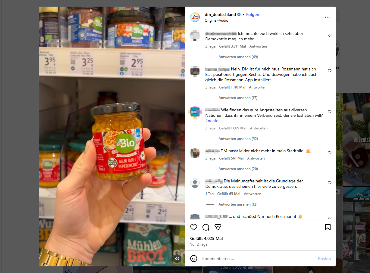Screenshot eines Social-Media-Beitrags zur dm-Filiale mit Kommentaren zur Debatte um die politische Abgrenzung des Unternehmens zur AfD
