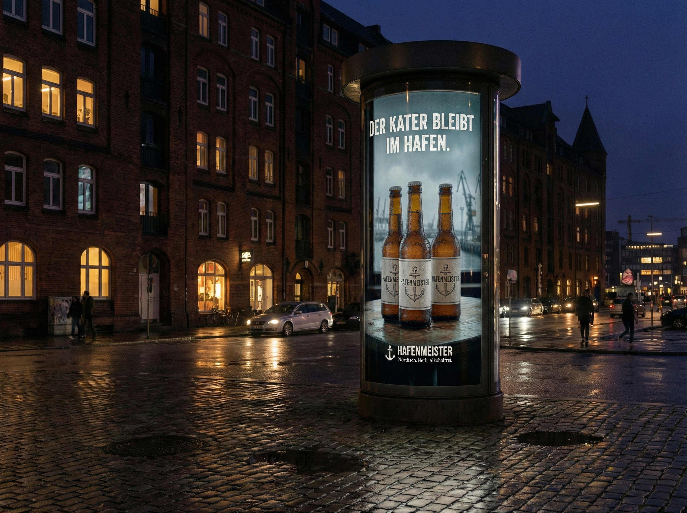Beleuchtetes Litfaßsäulenplakat mit Werbemotiv in einer städtischen Straße bei Nacht