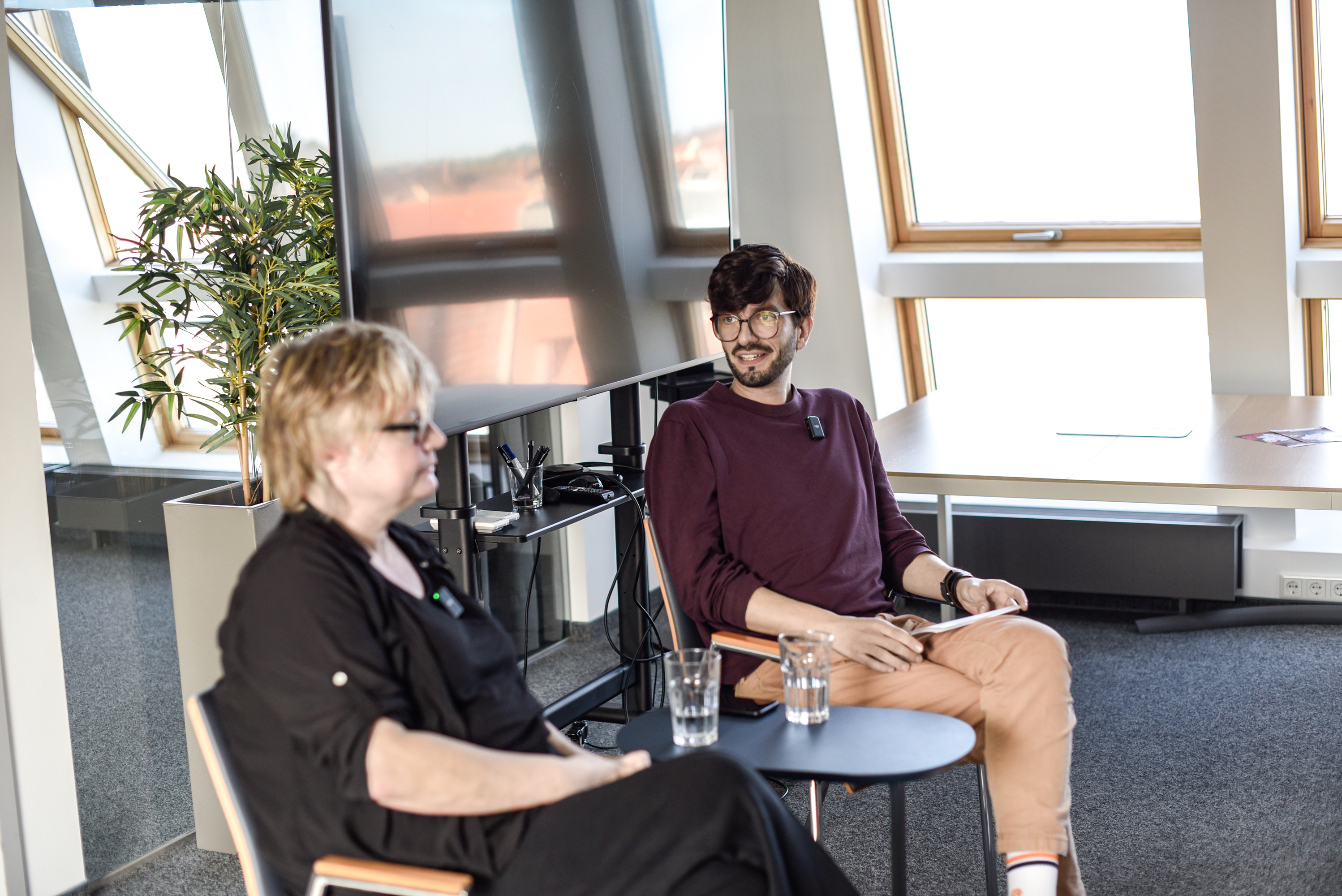 Katrin Liebert bei der Sputnik Akademie im Gespräch mit Mitarbeitenden