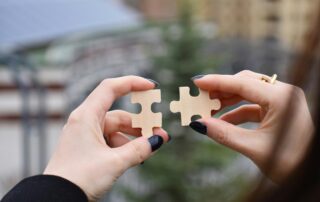 Puzzle mit fehlendem Teil als Symbol für kreative Lösungsprozesse